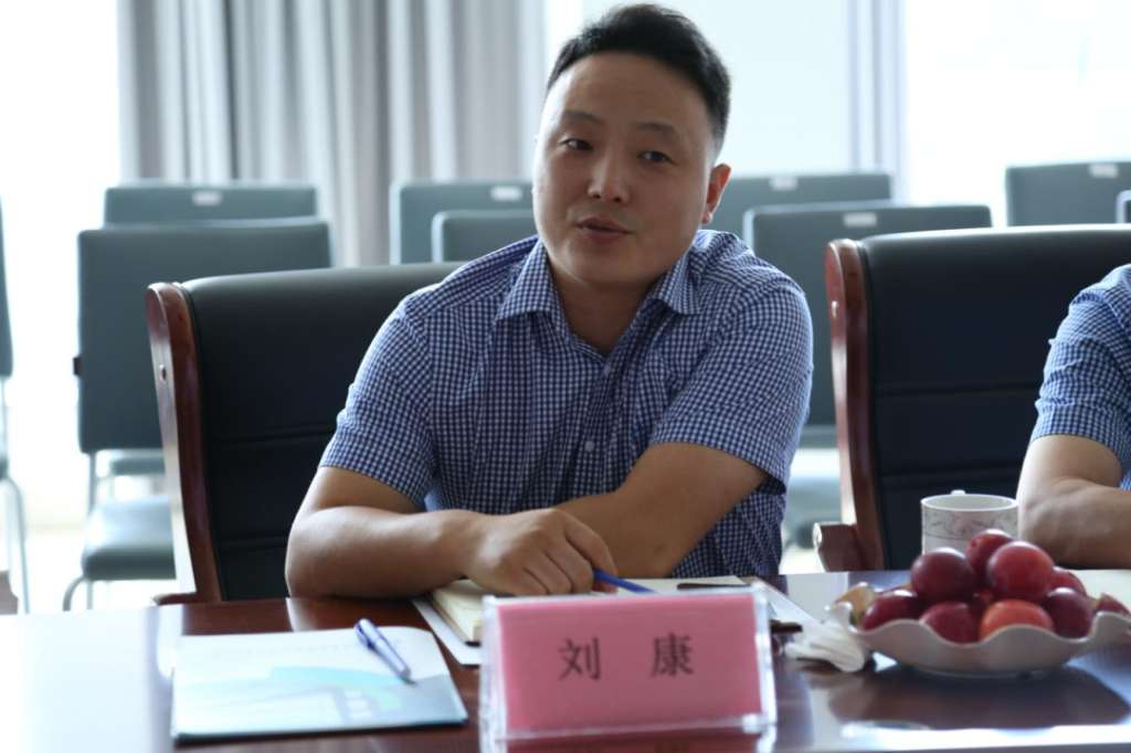 公司生产副总刘康向参访领导介绍了公司的生产状况和环保举措.